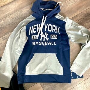 NWOT - New York Yankees Men’s sweatshirt, Medium
